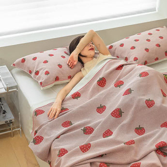 Pink Strawberry Kniting Breathable Cotton Quilt